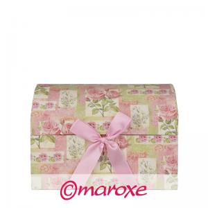 Kuferek z papieru, szkatułka z ozdobnego kartonu w różowe róze na pastelowym zielonym tle