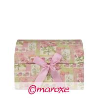 Kuferek z papieru, szkatułka z ozdobnego kartonu w różowe róze na pastelowym zielonym tle