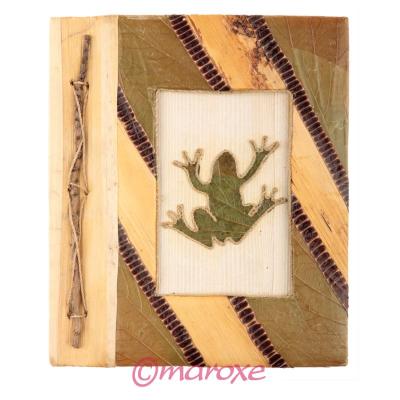Album na zdjęcia formatu 9 x 15 cm, album z liści palmy przedstawia żłówia obszytego grubą nicią w bieli,zielieniach i brązach