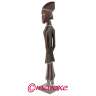 statuetka z drewna przedstawiajaca kobietę z afryki