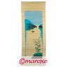 mata na ścianę z bambusa przedstawia żaglówke na jeziorze w pastelowych odcieniach niebieskiego koloru